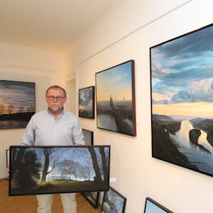 Maler Jürgen Schmitz aus Siegburg präsentiert in einer Ausstellung seine neuen Werken.