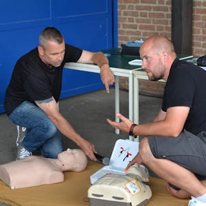 Anhand einer Übungspuppe präsentierten Thorsten König und Michael Gissinger (v.l.) den Umgang mit dem Defibrillator.