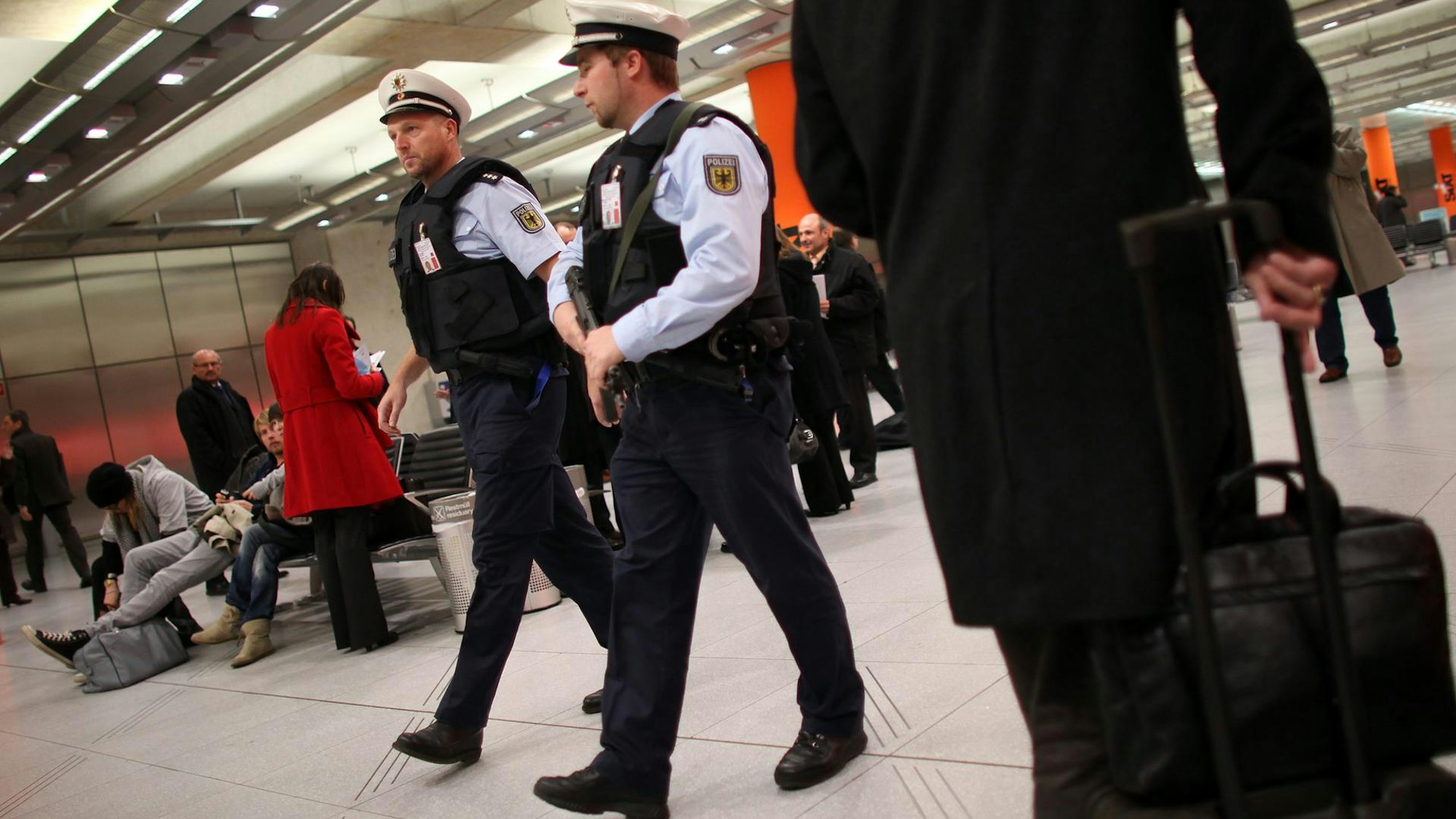 Beamte der Bundespolizei auf Streife am Flughafen Köln/Bonn.