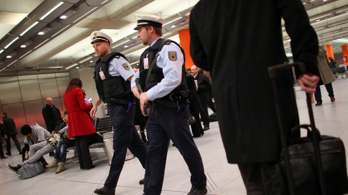 Beamte der Bundespolizei auf Streife am Flughafen Köln/Bonn.