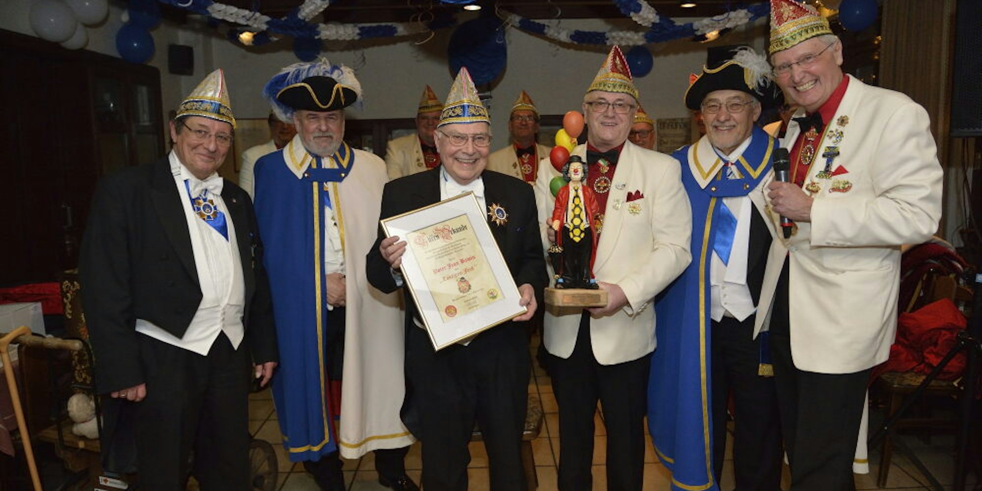 Beim Galaabend der „Fidele Ritter von Sand“ im Februar wurde der Orden „Löstige Jeck“ an Pater Jean Bawin verliehen.