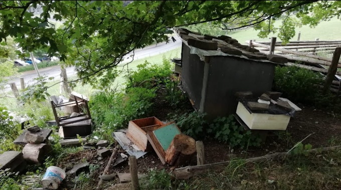 Die zerstörten Bienenbeuten in Lindlar.