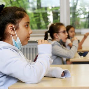 Kinder in Grundschulen und Kitas werden auch weiterhin zweimal wöchentlich zum Lollitest gebeten.