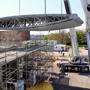 Im Zuge des Baus der neuen Wasserstoffanlage im Shell Energy and Chemicals Park Rheinland wurde das Dach montiert, das sich ausrichten lässt.