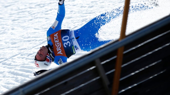 Daniel Andre Tande stürzt bei Skispringen in Slowenien