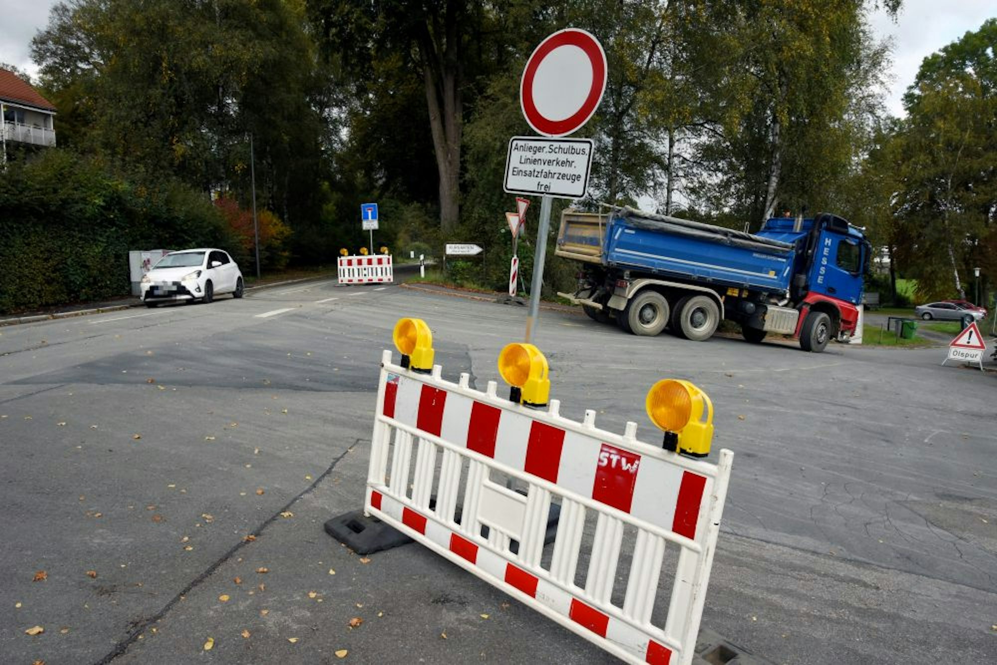 In die Landwehrstraße (r.) werden nur noch Anwohner und Busse gelassen, nachdem in den ersten Tagen der Vollsperrung Leppestraße (l.) Fußgänger gefährdet worden waren.