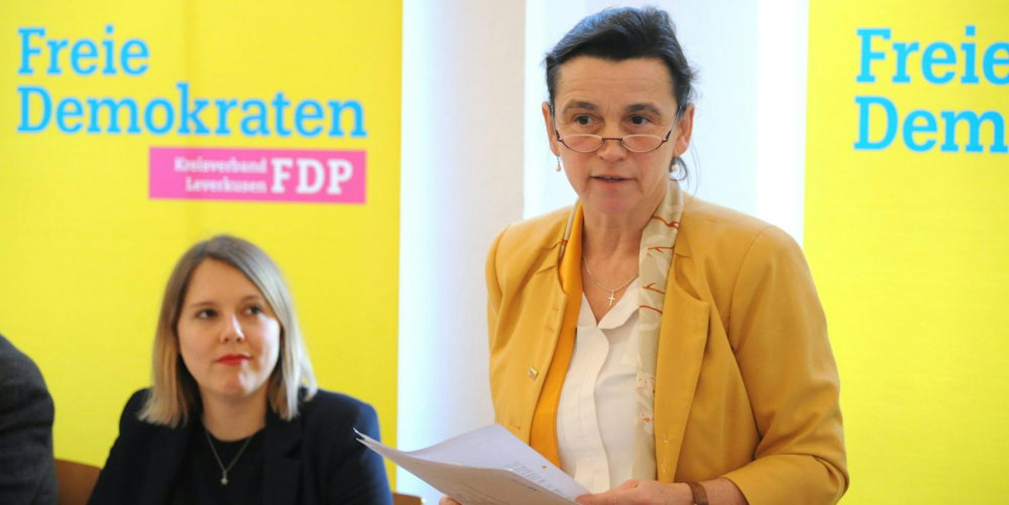Mit dabei: Monika Ballin-Meyer-Ahrens (r.) wurde nicht nur von Franziska Müller-Rech (l.) zur OB-Kandidatin gewählt.