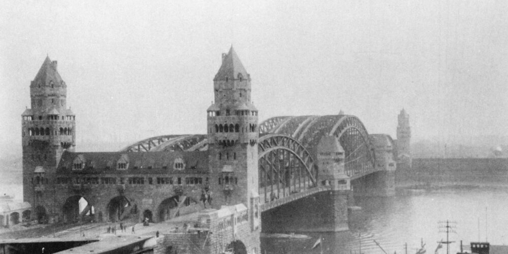 In seiner Kölner Heimat wurde Schwechten vor allem für die Ausgestaltung der 1911 eröffneten Hohenzollernbrücke mit ihren ursprünglich mächtigen Portalen gerühmt.