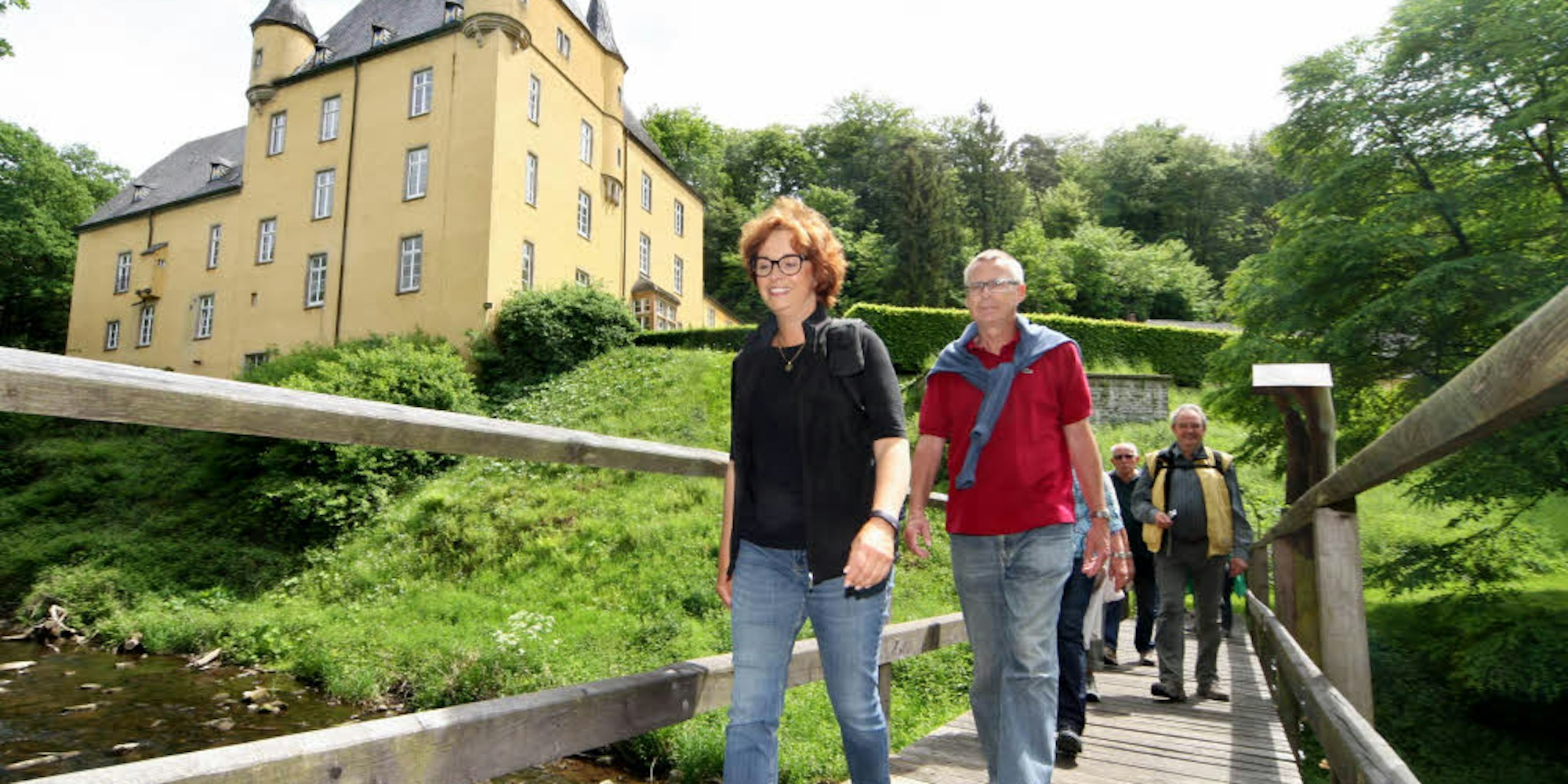 Nach dem Besuch auf Schloss Strauweiler wandert die Lesergruppe über einen Privatsteg des Prinzen weiter nach Altenberg.