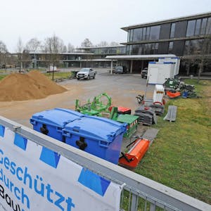 Erst im Sommer 2024 kann die Theodor-Heuss-Realschule, die im hinteren Teil aufgestockt wird – wieder bezogen werden.