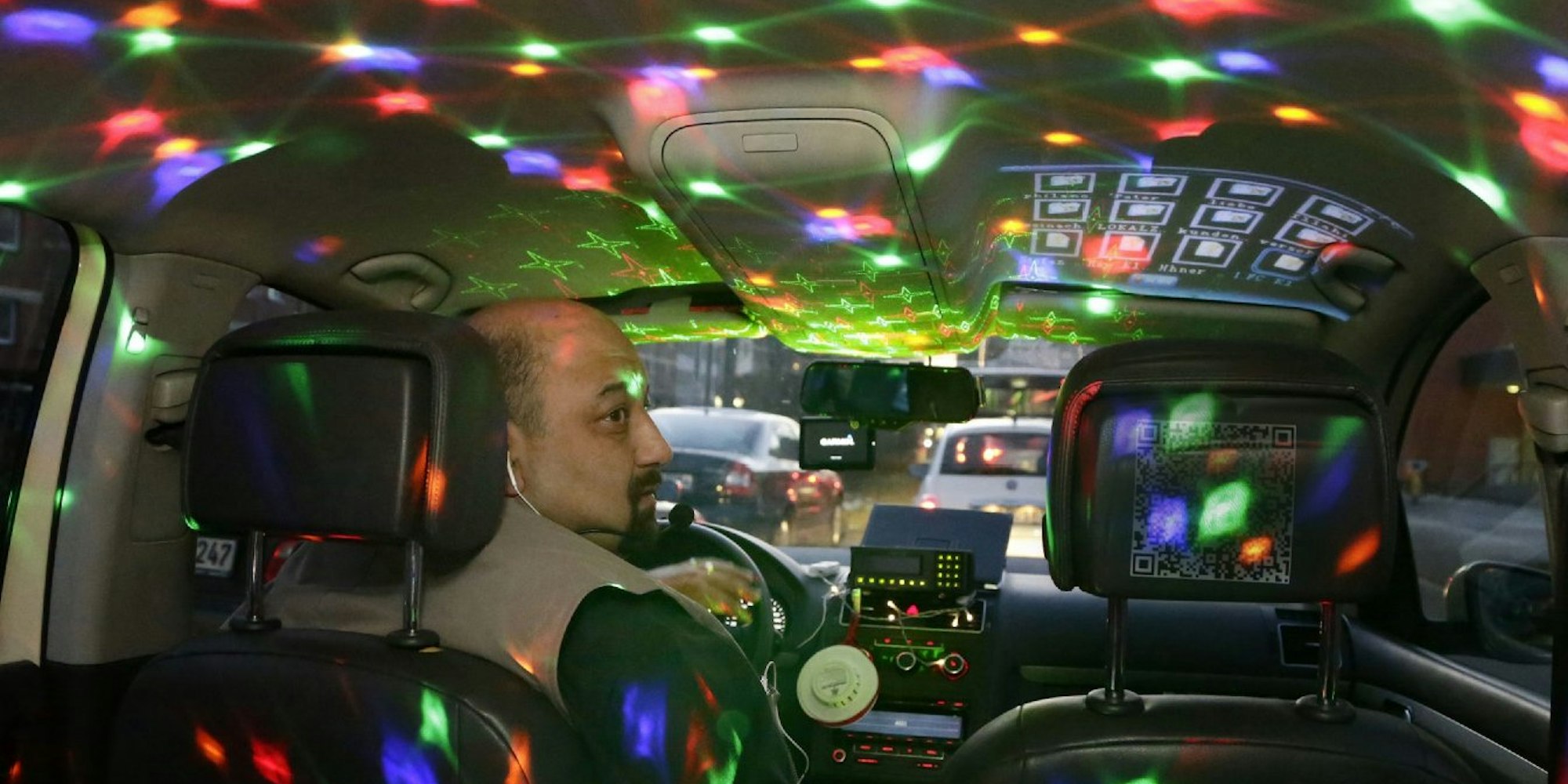 Kürsat in seinem zur Disco umgebauten Taxi. Die Lasershow kommt bei seinen Kunden super an.