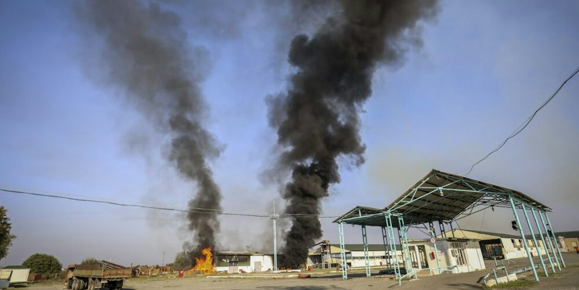 Eine brennende Fabrik nach einem Angriff in der Kaukasusregion Bergkarabach. Die Türkei steht in dem Konflikt zwischen Aserbaidschan und Armenien an der Seite Aserbaidschans.