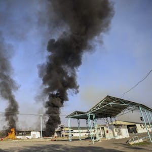 Eine brennende Fabrik nach einem Angriff in der Kaukasusregion Bergkarabach. Die Türkei steht in dem Konflikt zwischen Aserbaidschan und Armenien an der Seite Aserbaidschans.