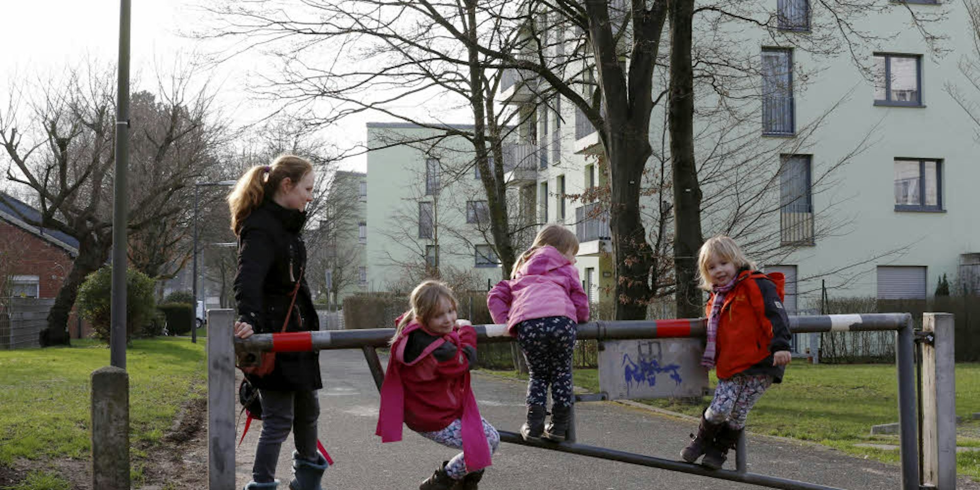 Kinder überwinden Grenzen kletternd entlang des Buchheimer Wegs in Ostheim, wo die GAG neu gebaut hat.