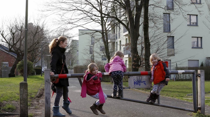 Kinder überwinden Grenzen kletternd entlang des Buchheimer Wegs in Ostheim, wo die GAG neu gebaut hat.