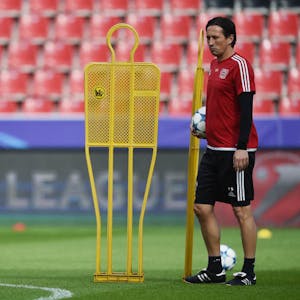 Bayer-04-Trainer Roger Schmidt hat die erste öffentliche Übungseinheit der Werkself-Profis zur Vorbereitung auf die Saison für Dienstag angesetzt.