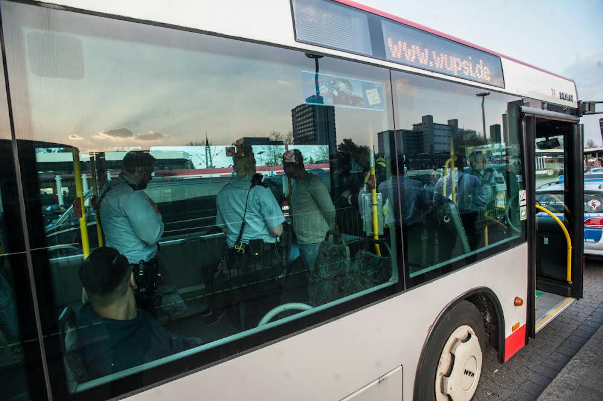 Ein Bus der Wupsi wurde von der Polizei vorübergehend benutzt, um die Festgehaltenen zu untersuchen und Personalien festzustellen.