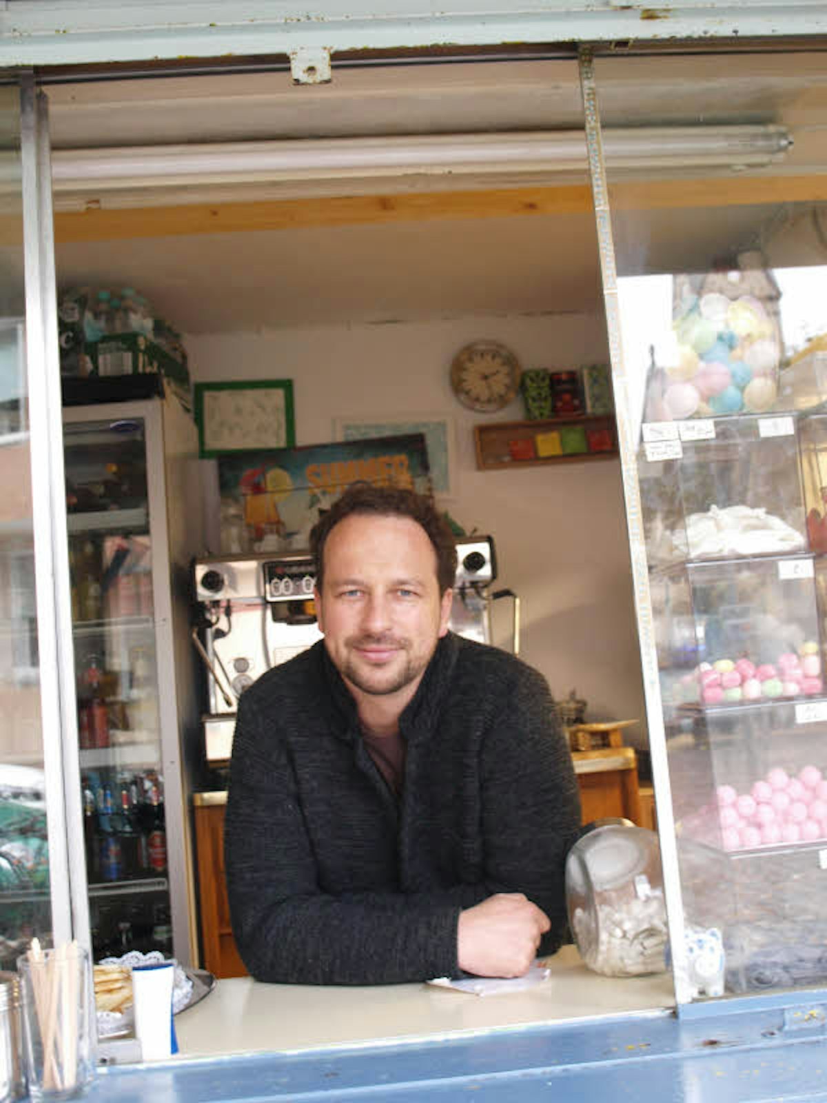 Martin Gubelt plaudert am Büdchenfenster mit Kunden.