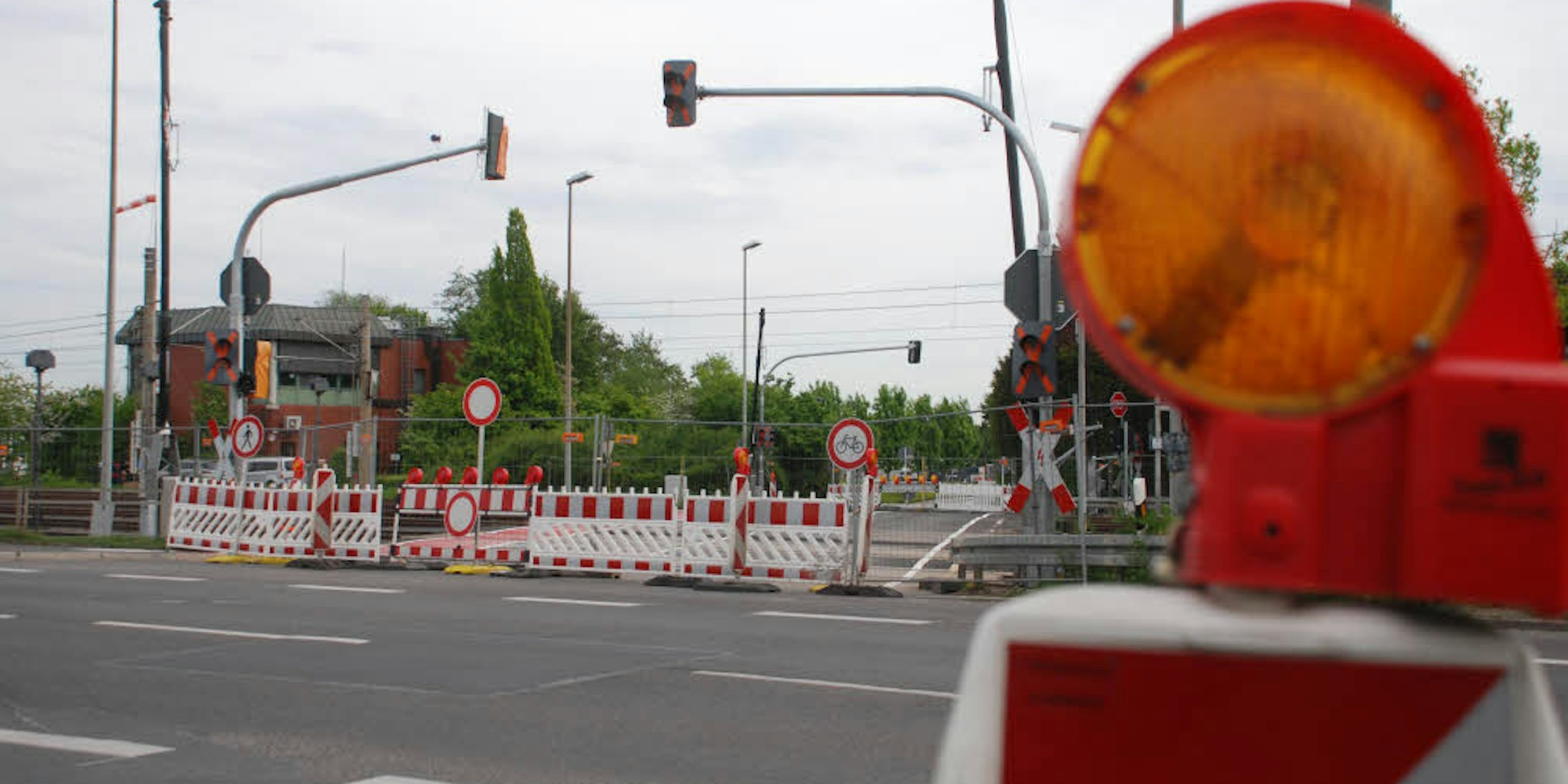 Zusätzliche Lichtzeichen für den Notfall werden an den Bahnschranken in der Ursulastraße installiert.