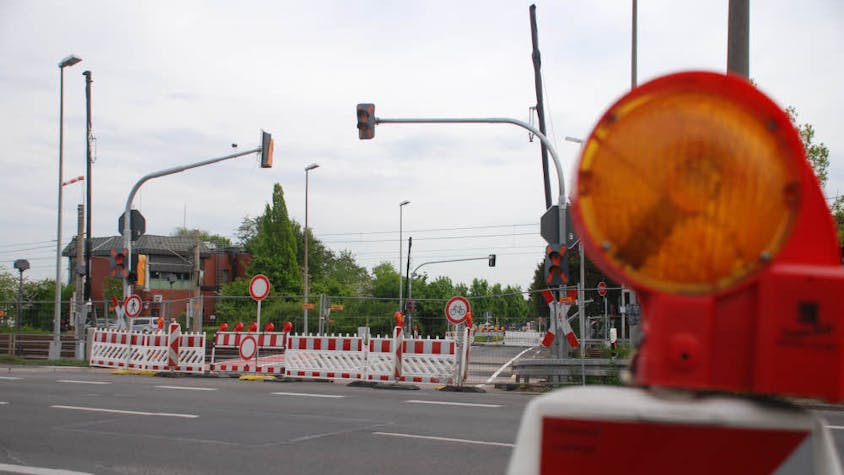Zusätzliche Lichtzeichen für den Notfall werden an den Bahnschranken in der Ursulastraße installiert.