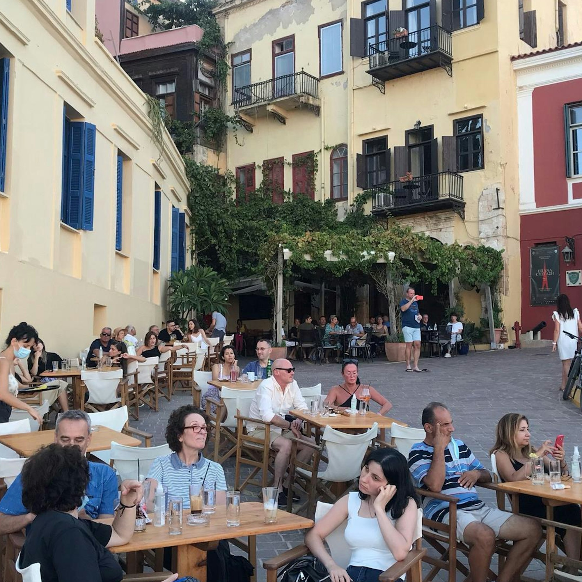 Straßencafé mit Menschen in Griechenland