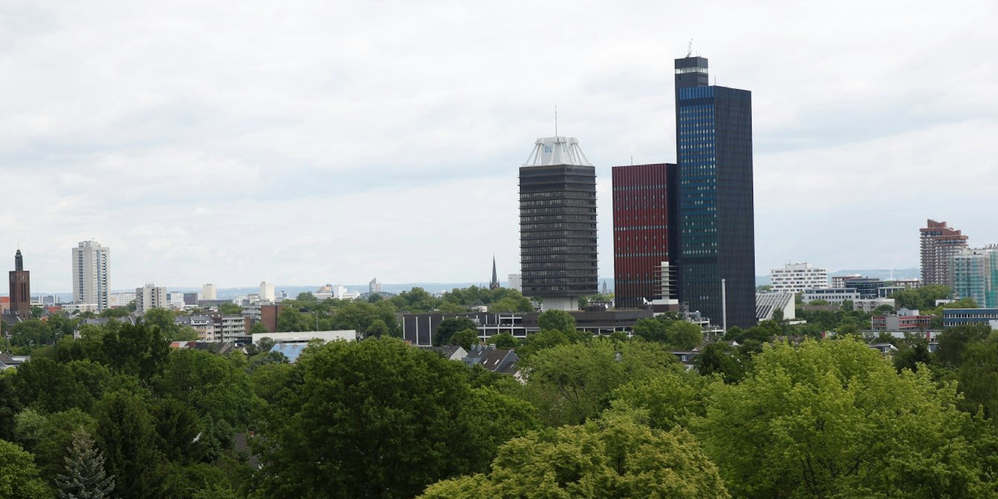 Das Welle-Hochhaus (rechts) wird gesprengt, der Deutschlandradio-Turm links daneben bleibt.