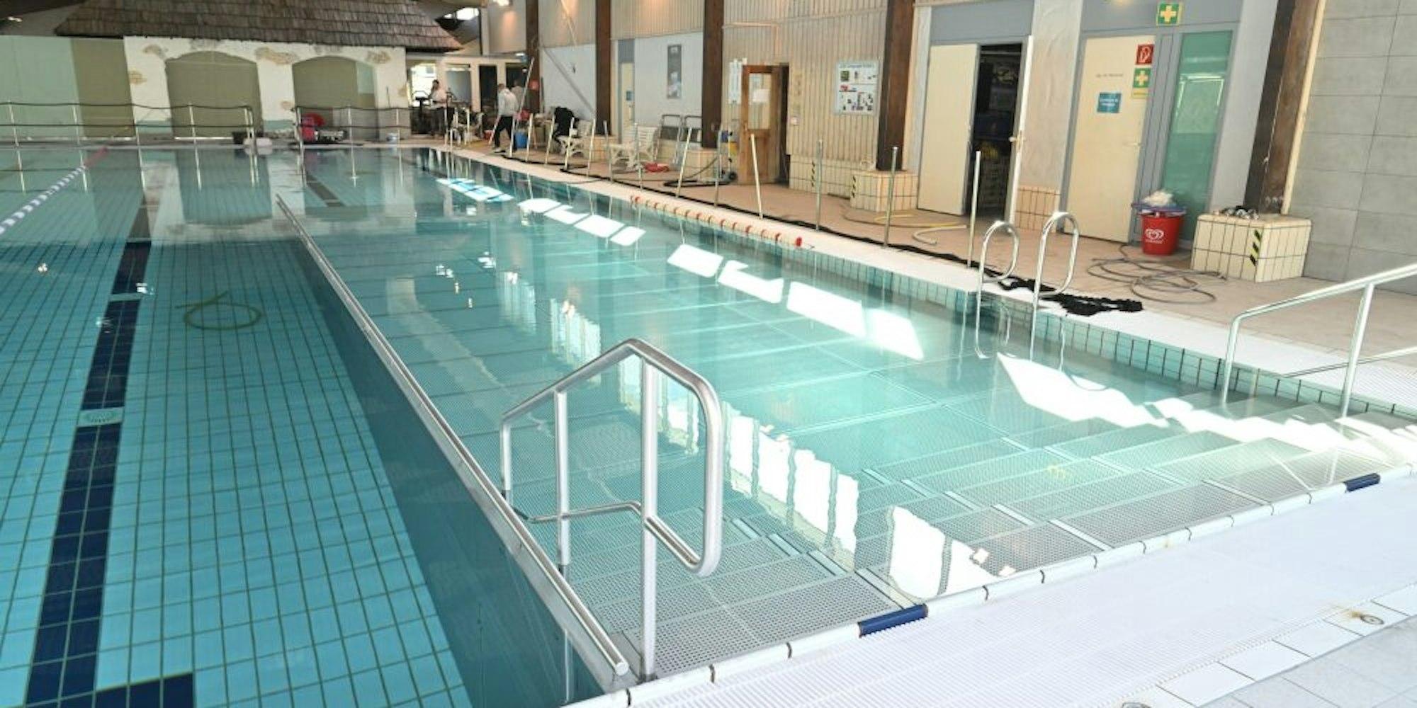 Das Schwimmerbecken mit der eingebauten Edelstahlwanne für die Nichtschwimmer (rechts).
