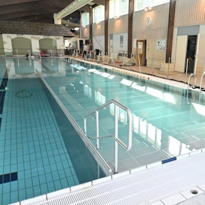 Das Schwimmerbecken mit der eingebauten Edelstahlwanne für die Nichtschwimmer (rechts).