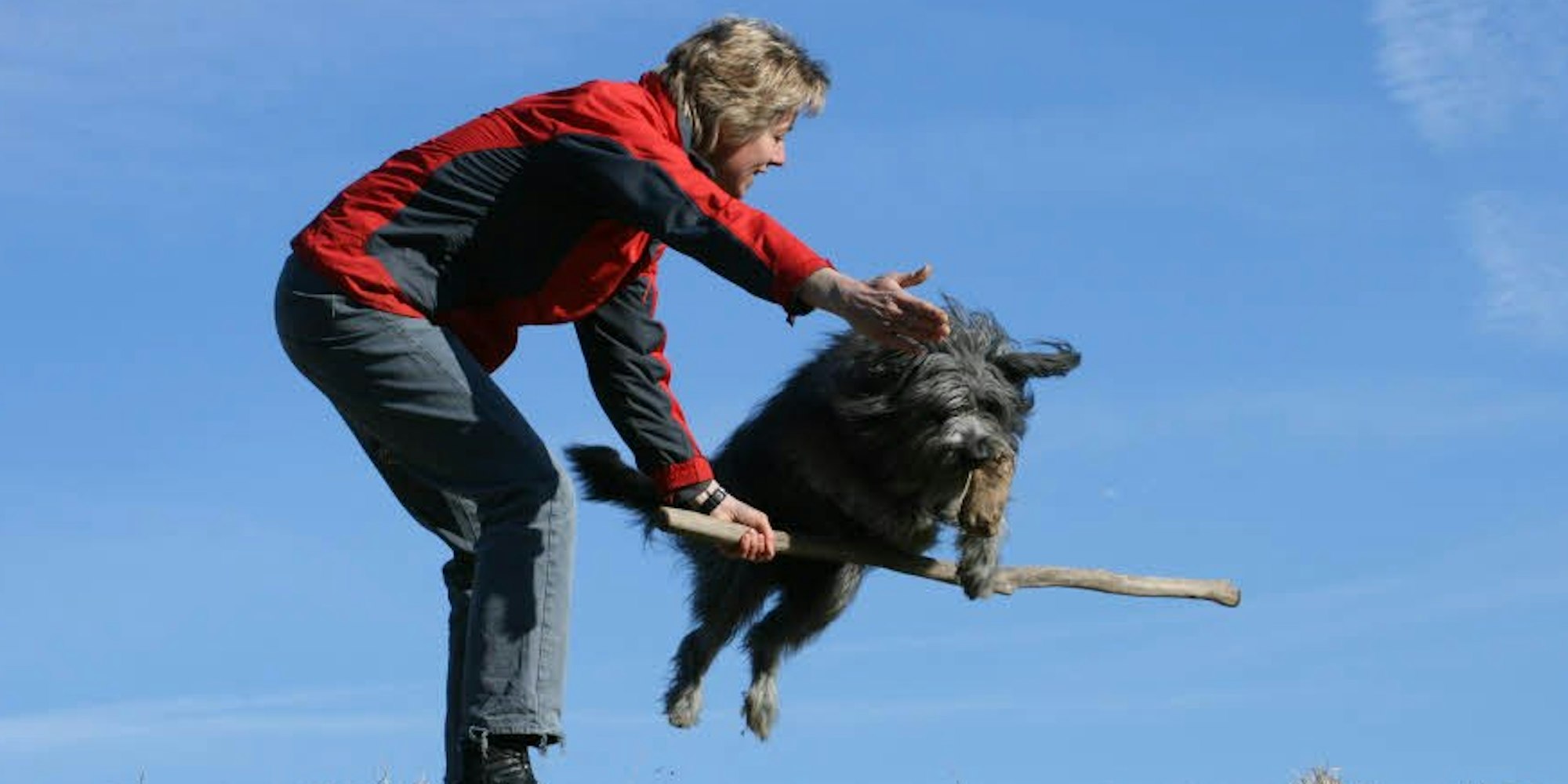 Bettina Mutschler mit ihrem Hund Ayla, einem Altdeutschen Schafpudel