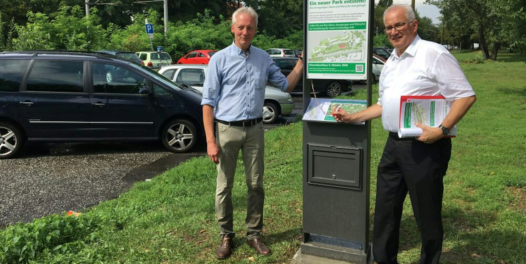 Joachim Bauer (l.) und Karl-​Heinz-​Merfeld am Wunsch-​Briefkasten für den künftigen Park. Ein zweieinhalb Hektar großes unattraktives Areal soll zu einem vielfältigen Erholungsort umgestaltet werden.