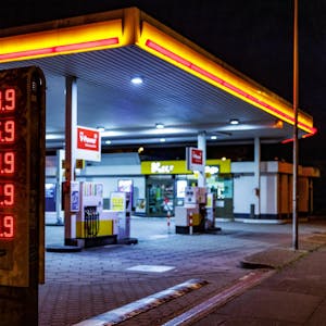 Das Bild zeigt eine Tankstelle in den Abendstunden.