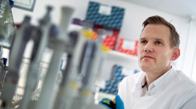 Hendrik Streeck, Direktor des Institut für Virologie an der Uniklinik in Bonn, steht in einem Labor seines Institutes.