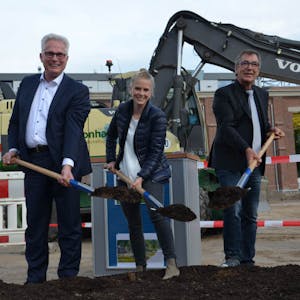 Andreas Röhrig, Susanne Gombert und Bernd Schößler (v.l.) beim Spatenstich für die neue Mitte des Clouth Quartiers.