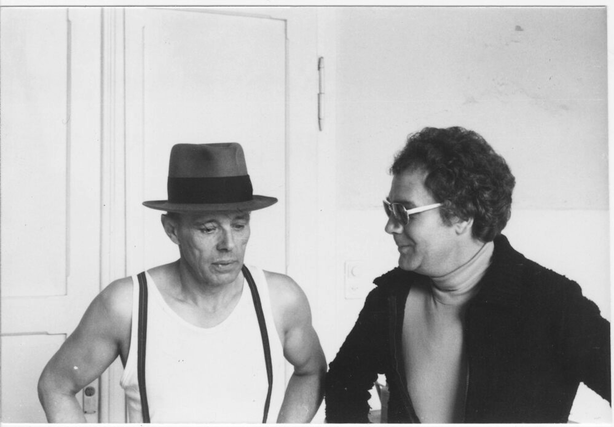 Dietmar Schneider 1977 mit behütetem Joseph Beuys