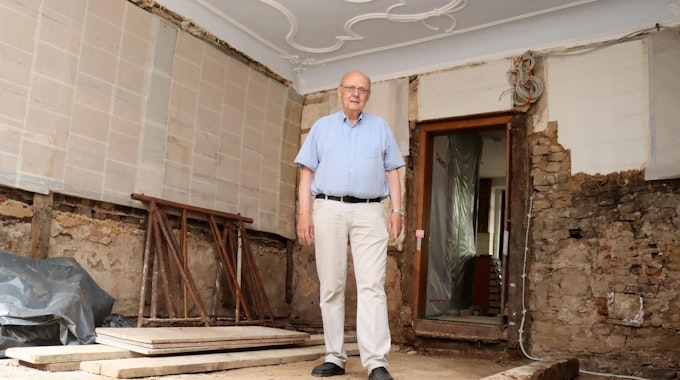 Noch viel zu tun: Günter Kirchner in der zerstörten und ausgeräumten Offizin des Apothekenmuseums.