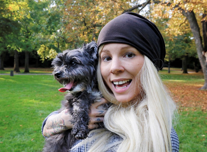 Influencerin Sarah Anna Schilling mit Hund