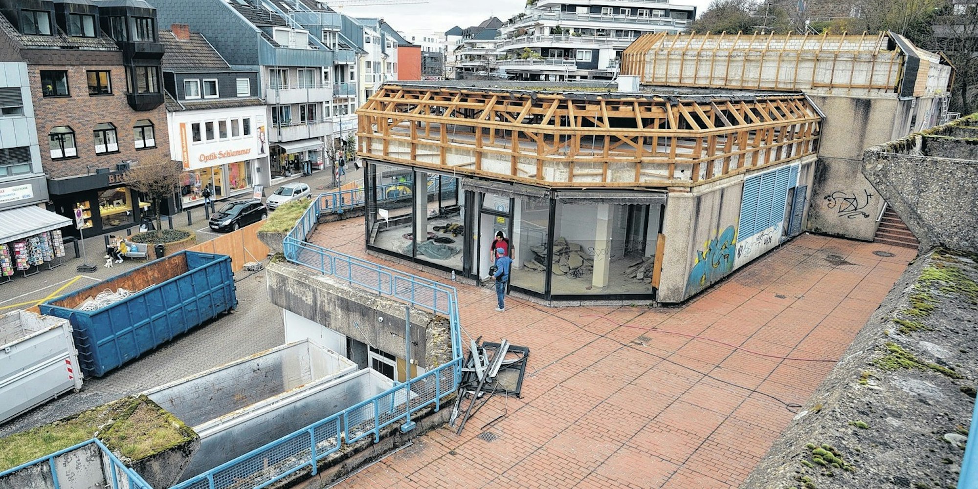 Überraschung beim Abbau der Pavillons: Unter den Schieferdächern verbarg sich nur ein schlichter Holzdachstuhl.