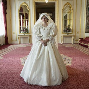 Verlassen wirkt die junge Diana (Emma Corrin) in den alten Gemäuern des Buckingham Palace.