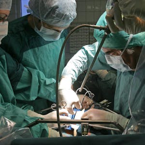 Chirurgen dürfen bald wieder mehr operieren – nicht nur bei Notfällen.