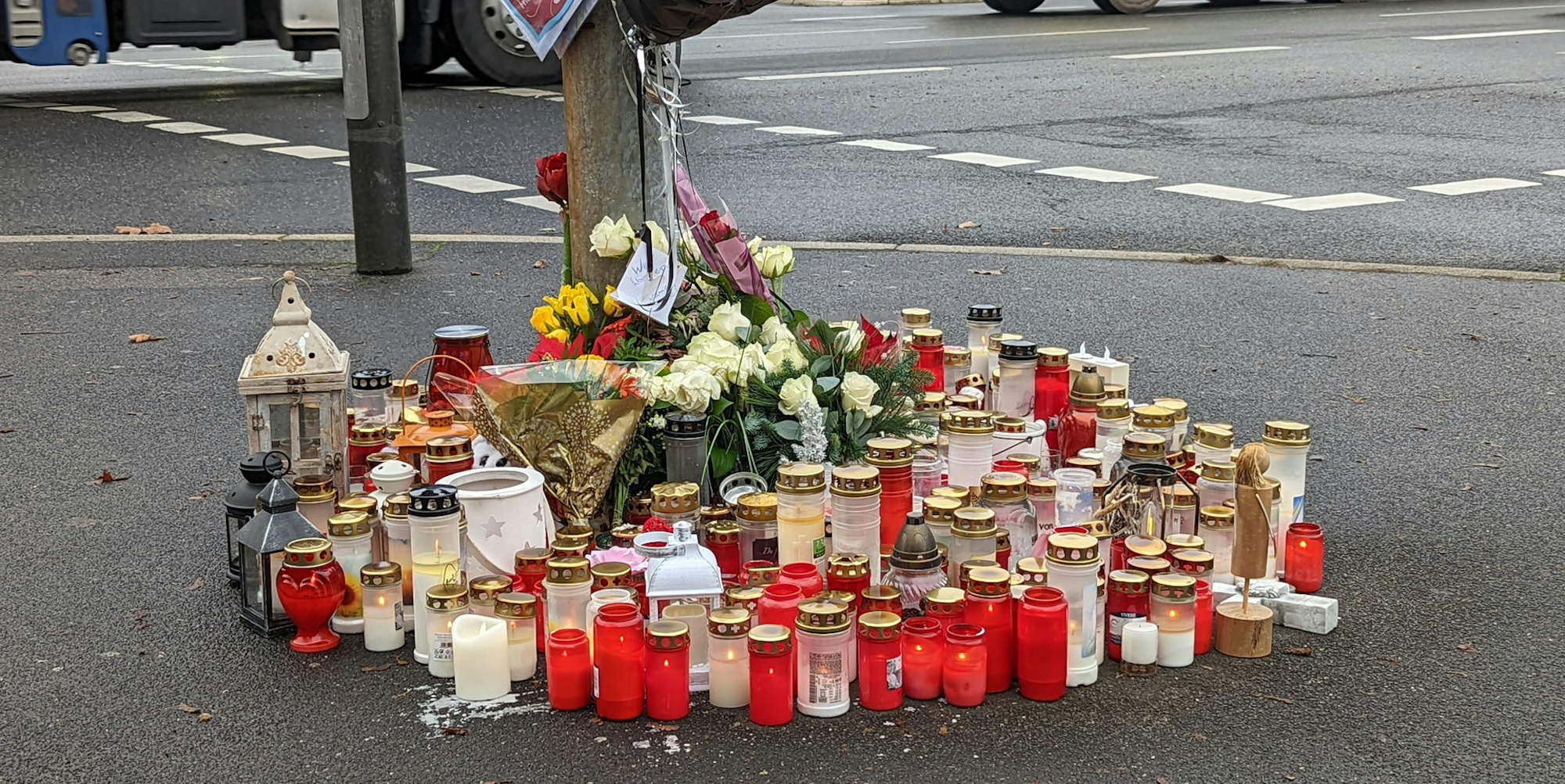 Kerzen, Blumen und Briefe erinnern am Unfallort an den verunglückten Jungen.