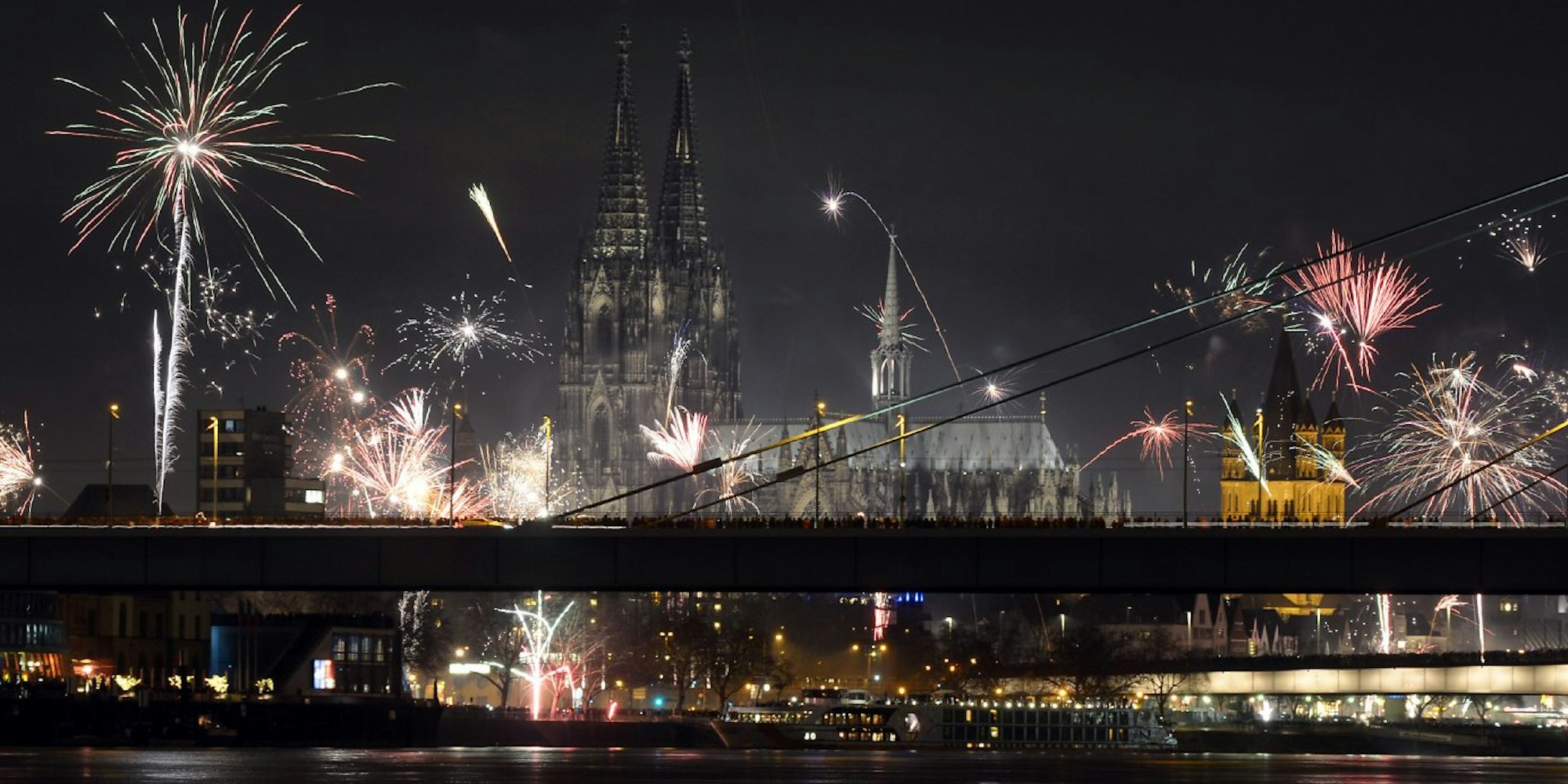 Der Kölner Dom im Feuerwerkregen, wenn die Kölner das neue Jahr begrüßen.