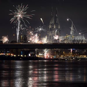 Der Kölner Dom im Feuerwerkregen, wenn die Kölner das neue Jahr begrüßen.