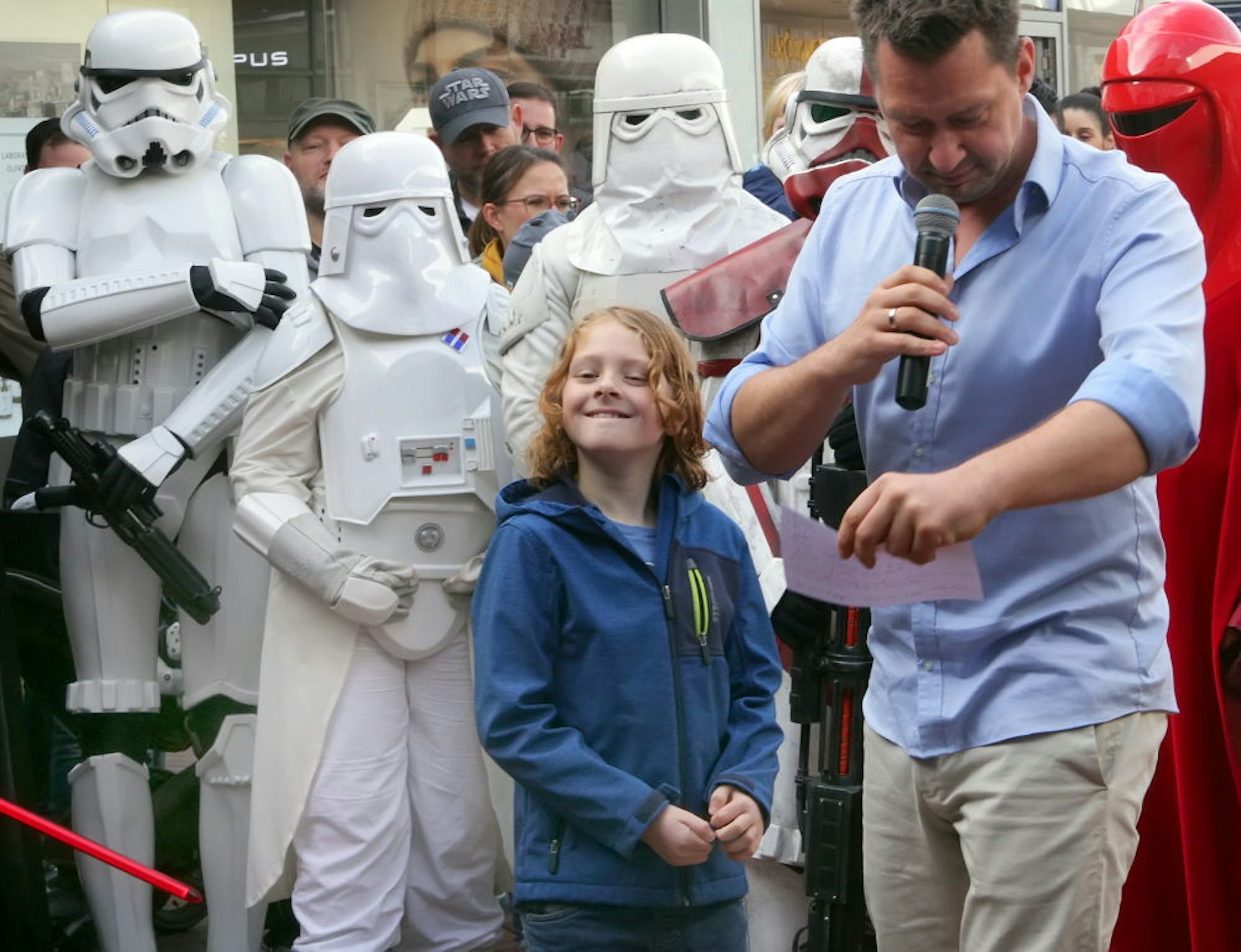 Der zehnjährige Vincent Koppetsch glänzte beim Star-Wars-Event im Hürth-Park mit seinem Wissen rund um die Science-Fiction-Saga und wurde von Sven Mai spontan als Co-Moderator eingespannt.
