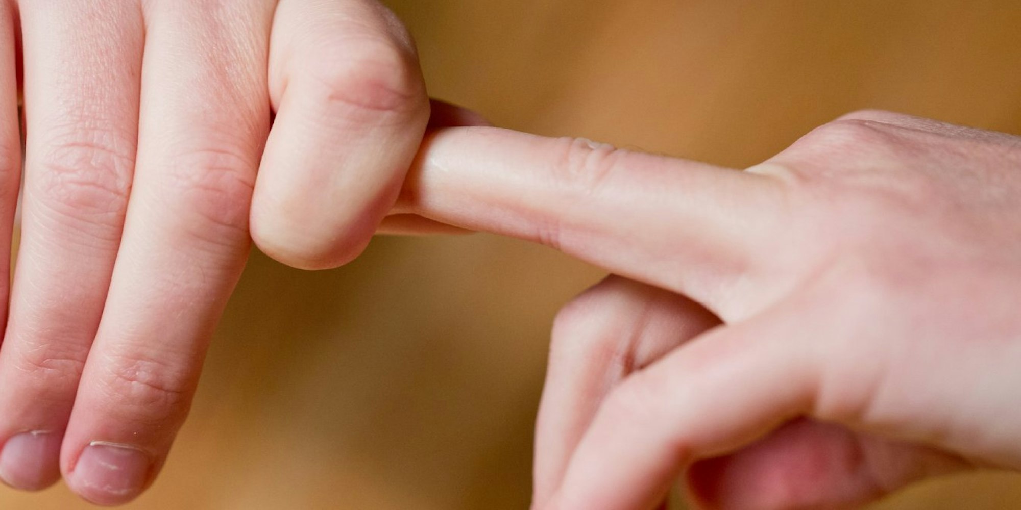 „Plopp“: Das knackende Geräusch beim Auseinanderziehen von Fingern entsteht einer Studie zufolge durch die Bildung eines Hohlraums im Gelenk.