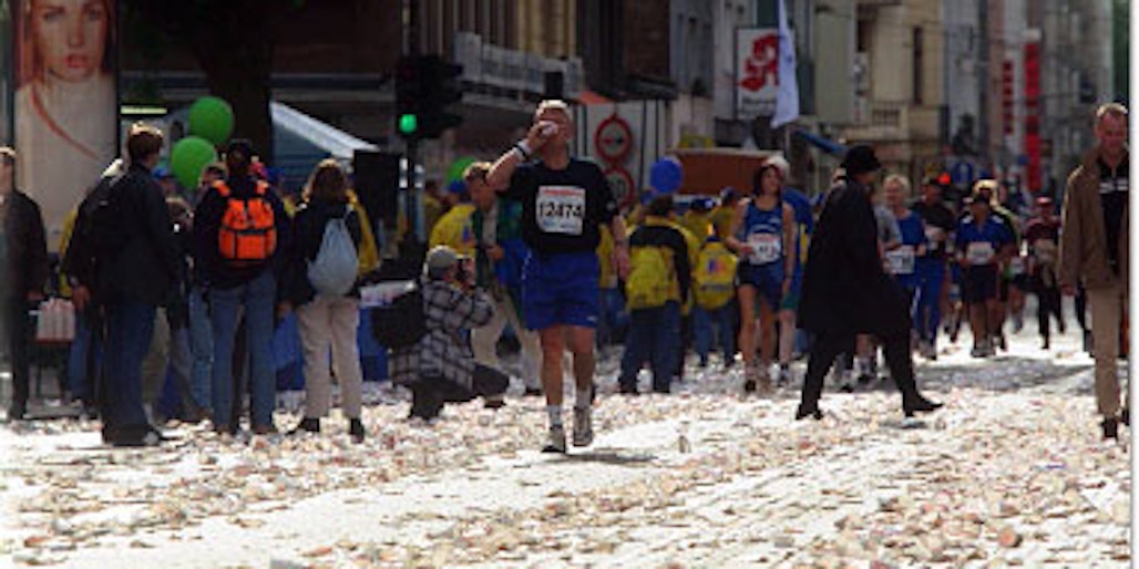 Das Becherrennen: Die letzten Läufer waten an einem der Verpflegungsstände, hier auf der Bonner Straße, durch ein Meer von Plastikbechern.
