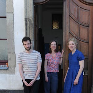 Dorian Steinhoff, Bettina Fischer (M.) und Paula Döring vom Emons Verlag machen sich für die Literatur in Köln stark