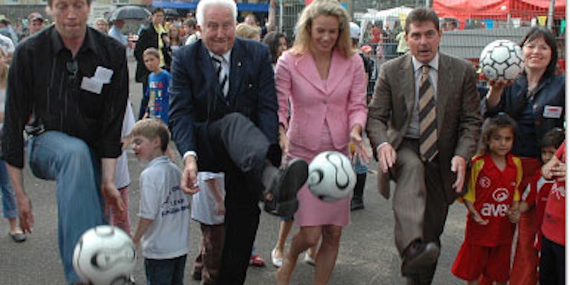 Hans Josef Saxler vom Lino-Club, Josef Müller, Samdra Kossmann und Jürgen Glowacz (v.l.) gaben den Startschuss für das Kids Cologne-Fußballprojekt.