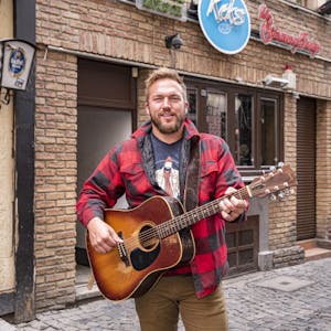 Country-Sänger Logan Mize mit seiner Gitarre unterwegs in der Altstadt