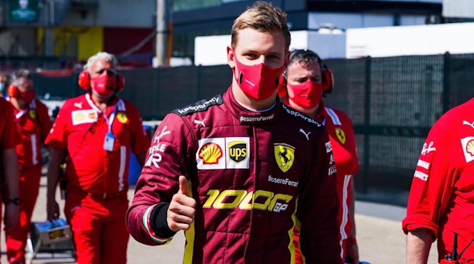 Mick_Daumen_hoch_Ferrari-Overall