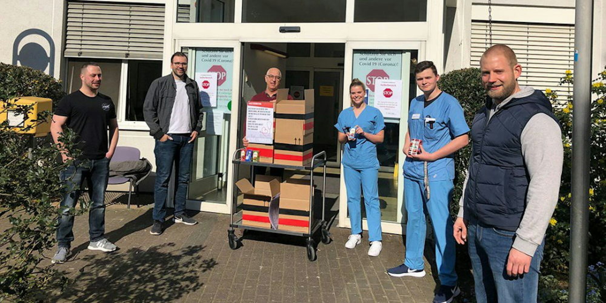 Pakete voller Schokolade und Energiedrinks hat Marcel Avermiddig (2.v.l.) von den Leverkusener Ultras dem Team des Remigius Krankenhauses in Opladen diese Woche übergeben.